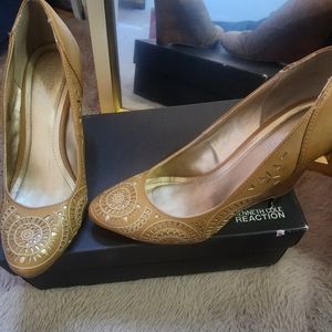 Kenneth Cole Natural/Gold Wedge Shoe